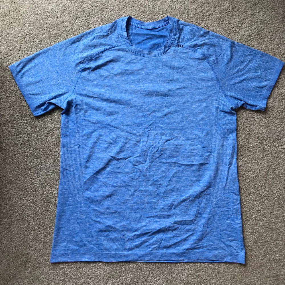 EUC Men’s Lululemon short sleeve shirt